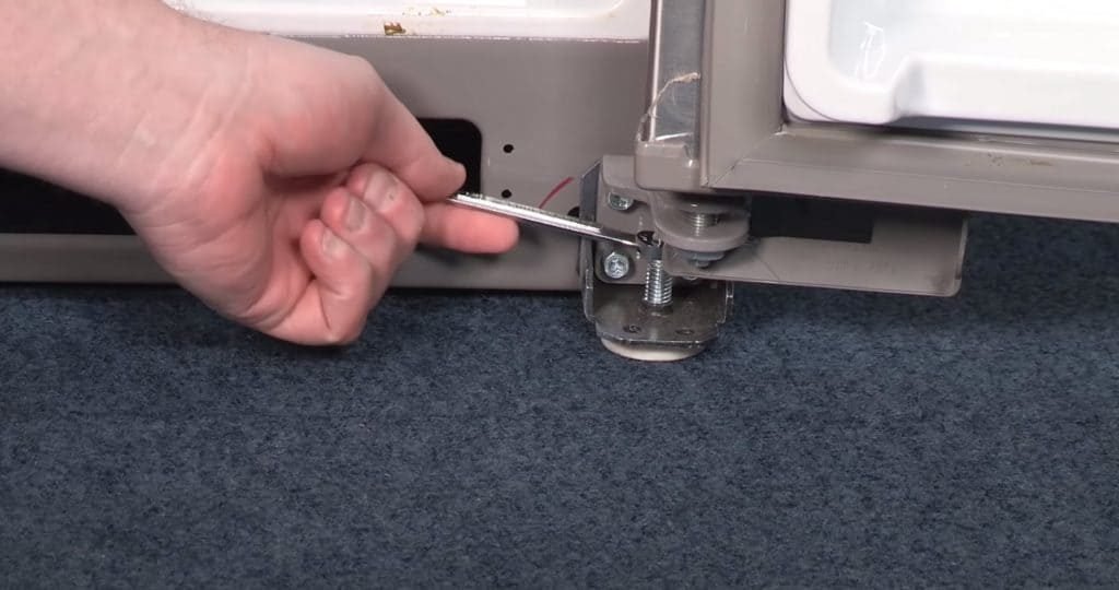 HOW TO SET A REFRIGERATOR'S WHEELS?